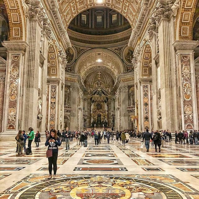 Interior de la Basílica de San Pedro en Roma