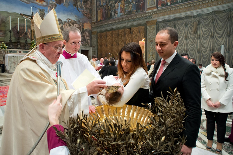 Un bautismo celebrado por el Papa Francisco en la Capilla Sixtina