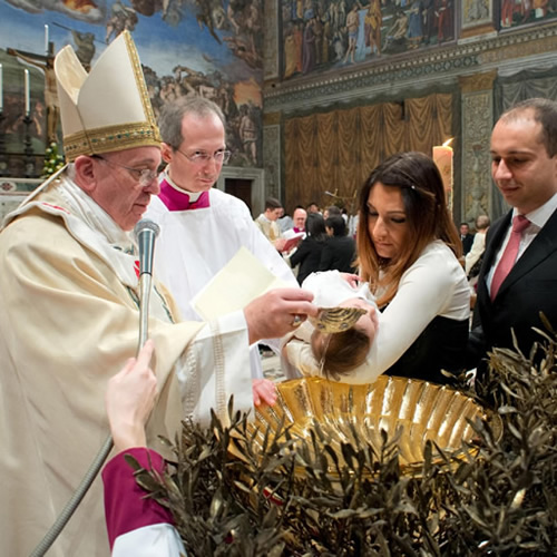 Un bautismo celebrado por el Papa Francisco en la Capilla Sixtina