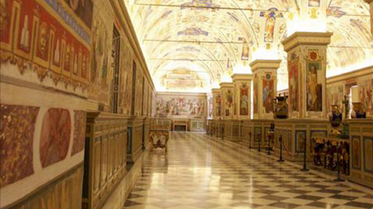 Interior de la Galería de los Mapas en los Museos Vaticanos en Roma